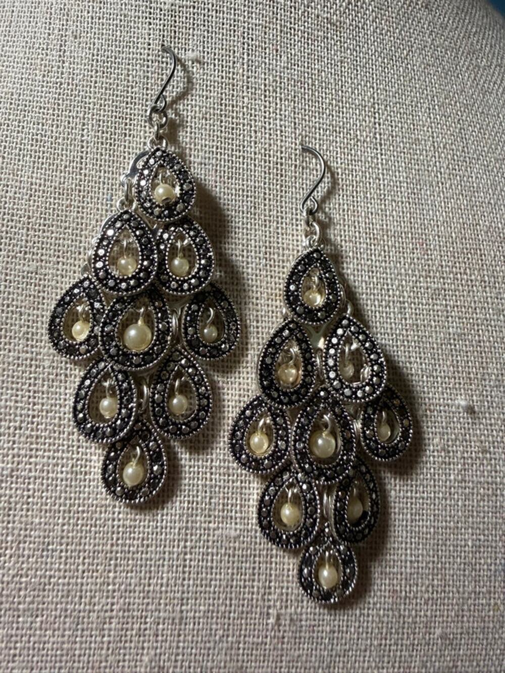 Large Silver tone chandelier dangle earrings 2.5”